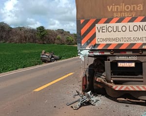 Mãe e dois filhos morrem após caminhonete colidir com carreta estacionada às margens de rodovia em MT