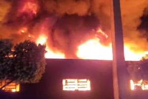 Incêndio de grandes proporções destrói empresa de pneus durante a madrugada; vídeo