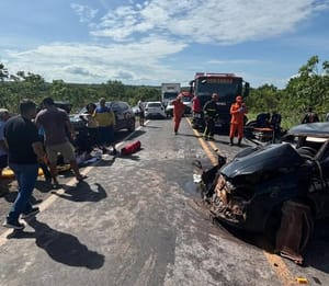 Batida entre dois veículos deixa seis pessoas feridas na Estrada da Guia; uma vítima em estado grave