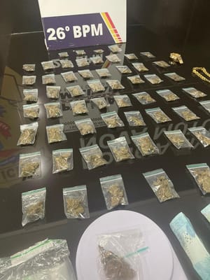 PM flagra menor pilotando moto em alta velocidade e apreende maconha