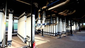 Contaminação com óleo compromete abastecimento de água em Várzea Grande