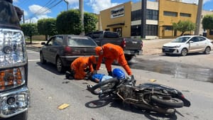 Motociclista fica desacordado após colisão com caminhonete na Avenida Miguel Sutil; vídeos