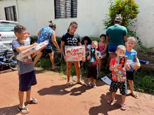 Setasc distribui 600 brinquedos e transforma o Natal de crianças no São Gonçalo 3, em Cuiabá