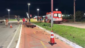 Motociclista de 20 anos morre após perder controle e bater em poste em avenida