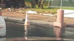 Caminhão derruba muro e semáforo, e tomba no gramado de Batalhão do Exército na capital
