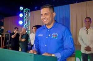 Mãe de prefeito cumpre medidas por usar nome do filho para aplicar golpes em MT