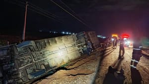Ônibus que fazia linha Sinop-Cuiabá tomba na BR-163 e deixa seis pessoas em estado grave