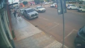 Câmera flagra idosa sendo empurrada na saída de padaria em Mato Grosso