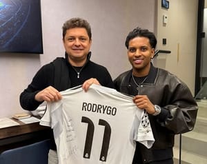 Cristiano Dresch encontra Rodrygo e recebe camisa autografada