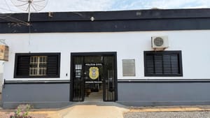 Homem é preso pela Polícia Civil ao tentar abrir conta em banco com documento falso