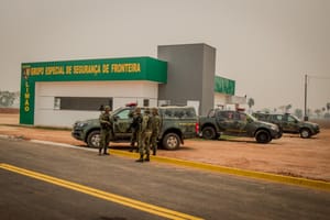 Foragido da Justiça por tentativa de feminicídio é preso quando retornava da Bolívia