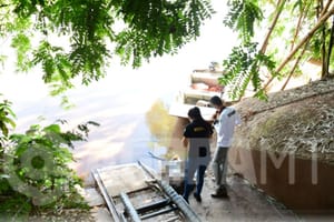 Mulher é encontrada morta em rio e polícia busca ajuda para identificação