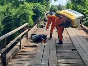 Caminhão carregado de cascalho cai em rio após ponte de maneira ceder
