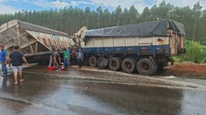 Acidente com caminhões e motocicletas deixa dois mortos e cinco feridos na BR-163