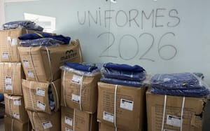 Seduc inicia entrega do kit de uniformes para escolas da rede estadual de ensino