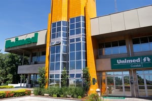 Justiça condena Unimed Cuiabá a custear tratamento fora da rede e reembolsar R$ 7 mil