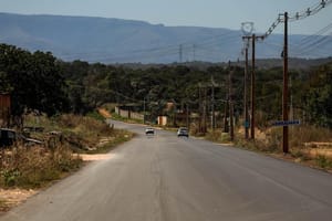 Governo investe em rodovias e leva asfalto para distritos de Cuiabá