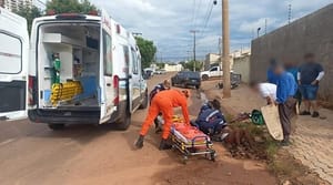 Vídeo mostra motociclista sendo atropelado após colisão durante ultrapassagem