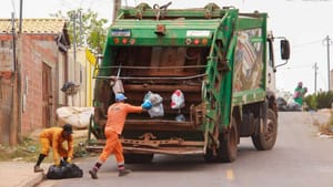 Moradores acusam acúmulo de lixo e prefeitura ameaça multar empresa por falha no serviço