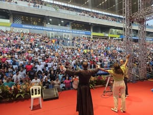 Nova edição do Vinde e Vede traz programação musical, oração e solidariedade na Arena Pantanal