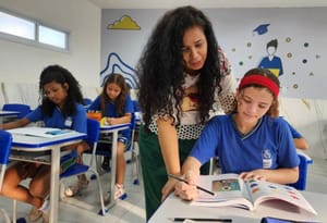 Professores da rede estadual podem se inscrever para bolsa de R$ 2,1 mil por até dois anos