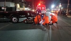Mulher morre em grave colisão entre moto e caminhão-guincho na avenida Beira Rio, na capital