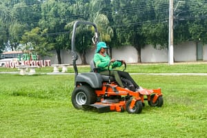 Bairros, avenidas e áreas de lazer recebem serviços de limpeza e de reparos na iluminação