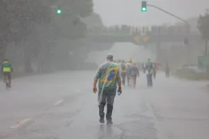 Raio atinge ato de Nikolas e 33 pessoas são levadas ao hospital; veja vídeo