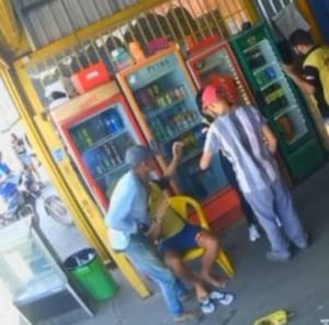 Vídeo mostra dupla assaltando distribuidora em plena luz do dia em avenida de Cuiabá