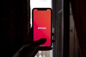 Jovem marca encontro com mulher pelo Tinder e acaba espancado pelo ex-marido dela