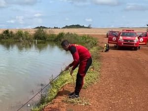 Bombeiros militares localizam corpo de homem que se afogou em represa de fazenda