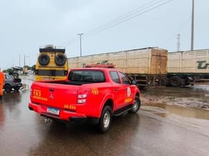 Motorista fica preso às ferragens em colisão entre dois caminhões na rodovia BR-163